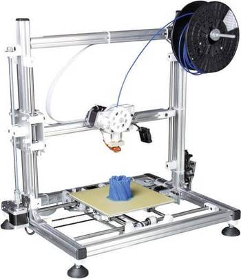Une imprimante 3D avec un cadre stable et un support pour le filament.