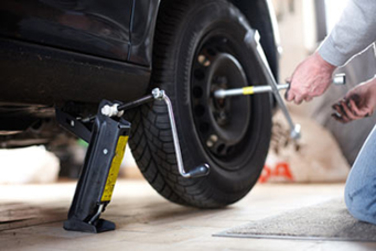 Wagenheber um Fahrzeugräder zu wechseln als auch Schäden am Unterboden zu reparieren