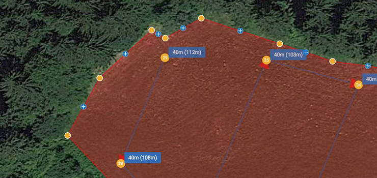 Image satellite d’un champ avec des points de mesure marqués et des distances pour une planification numérique.