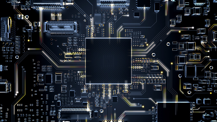 Gros plan d'une carte électronique avec puces, circuits et connexions.