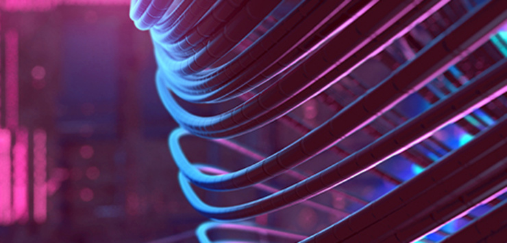 Faisceau de câbles de données lumineux dans un éclairage violet et bleu