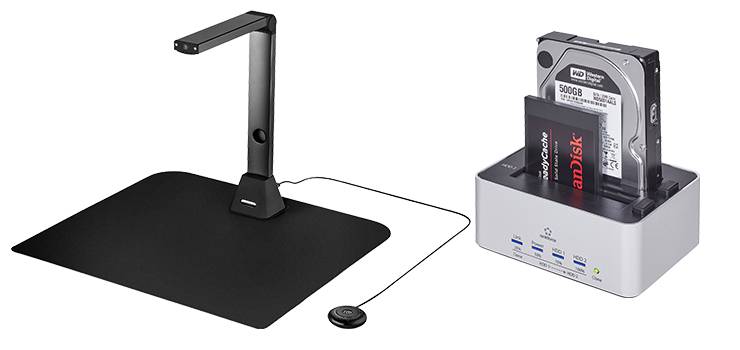 Caméra de documents avec tapis de prise de vue et déclencheur, à côté d’une station d’accueil pour disques durs et SSD.