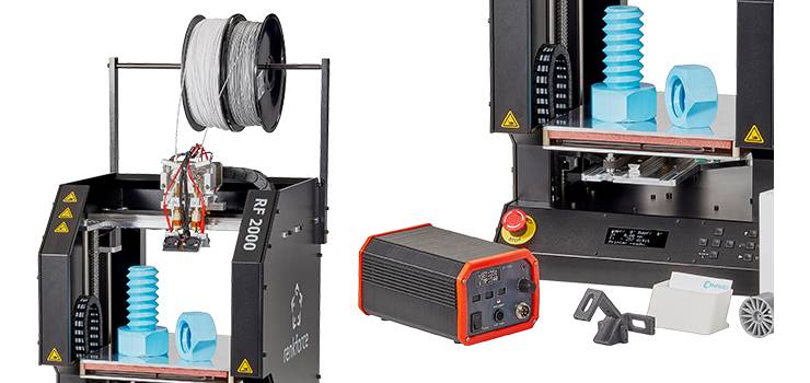 Deux imprimantes 3D avec bobine de filament, unité de commande, accessoires et pièces imprimées bleues.