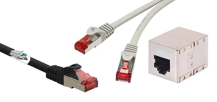 ifférents câbles réseau RJ45 avec connecteurs transparents et une prise réseau blindée.