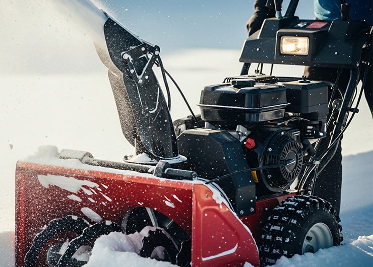 Gros plan sur une fraise à neige rouge et noire en cours d'utilisation