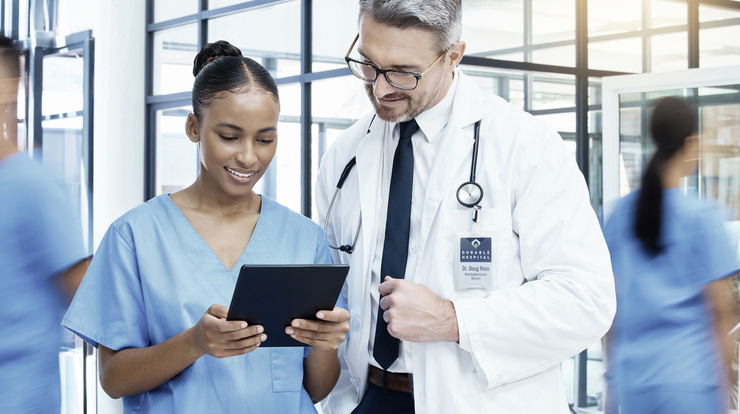 Deux médecins discutent dans un couloir d'hôpital