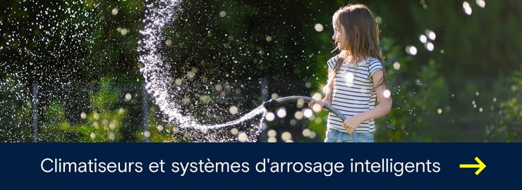 Visuel promotionnel montrant un enfant arrosant le jardin avec le texte « Climatisation intelligente & arrosage » pour plus de confort pendant les journées chaudes.