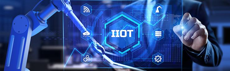 Un bras robotique et un homme qui se sert d'un écran holographique.