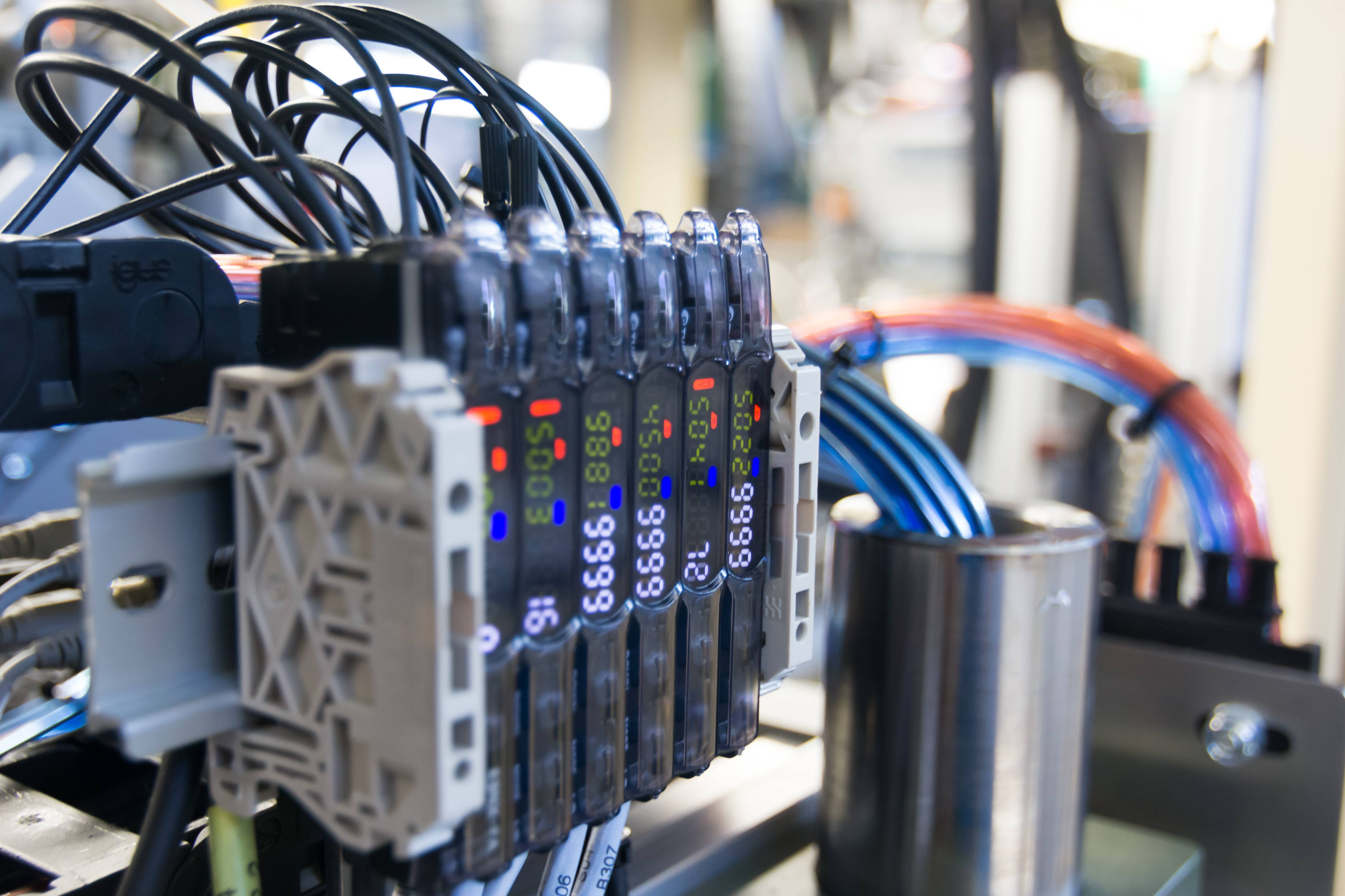 Gros plan sur plusieurs composants électroniques noirs et bleus avec des câbles connectés.