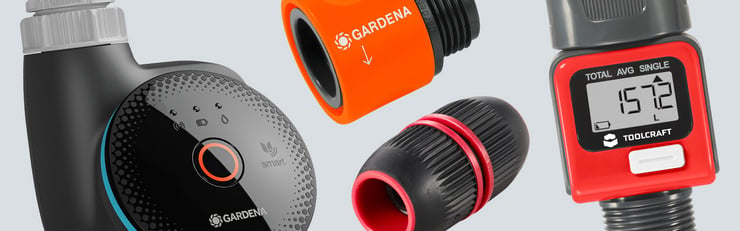 Visuel avec accessoires d’arrosage intelligents, raccords de tuyau et compteur d’eau pour l’irrigation et la gestion de l’eau au jardin.