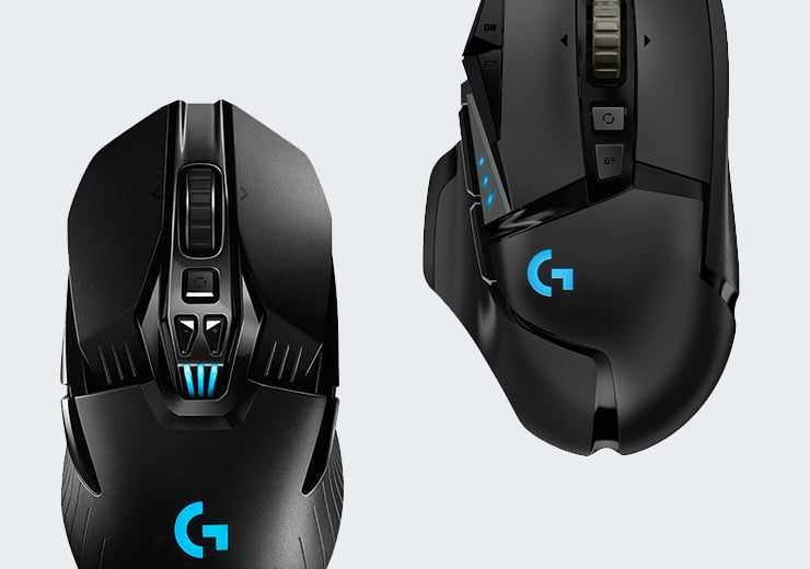 Deux souris gaming Logitech noires dotées de boutons supplémentaires et d'un logo rétroéclairé en bleu.