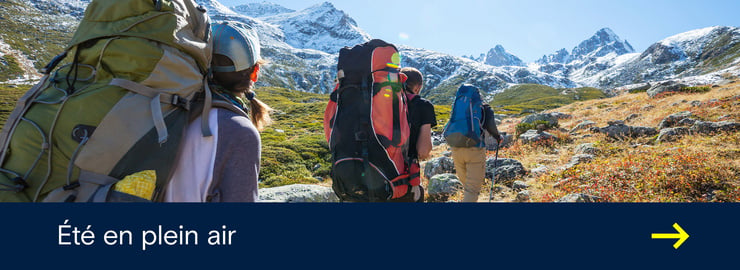 Visuel promotionnel montrant un groupe de randonneurs avec des sacs à dos dans un paysage alpin, accompagné du texte « Summer Outdoor », pour les activités de plein air et les aventures en nature.