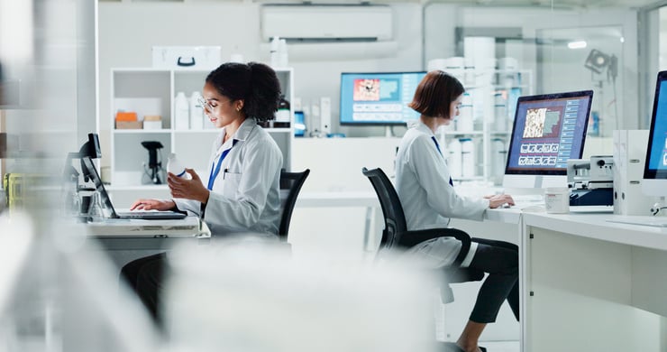 Des scientifiques travaillent dans un laboratoire moderne devant leur ordinateur