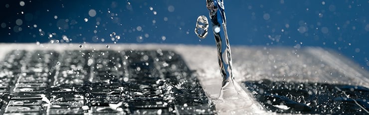 Zoom sur un clavier recevant des projections d'eau