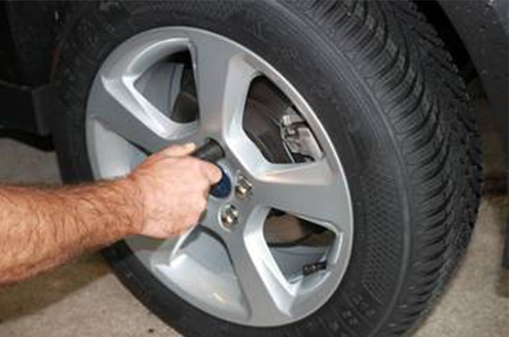 Une personne pose les boulonnages