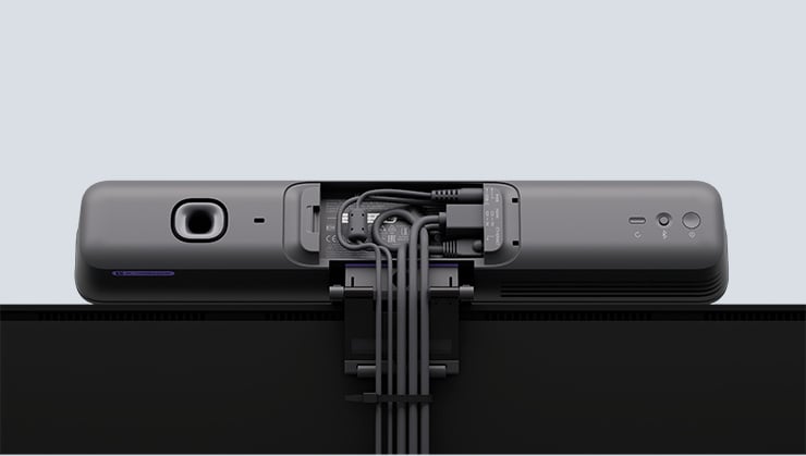 Vue arrière d’une caméra de conférence Logitech avec câbles connectés et gestion intégrée des câbles.