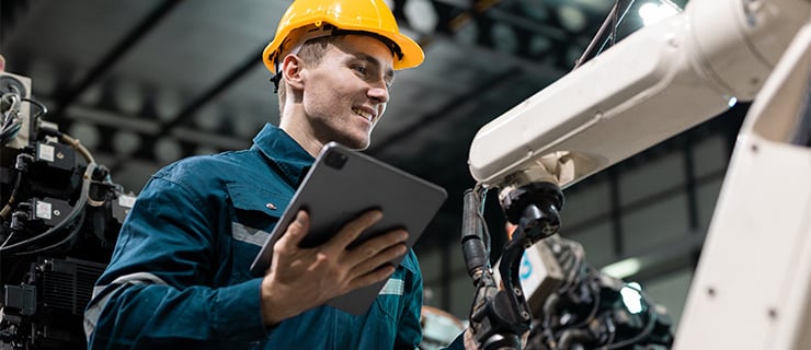 Homme collaborant avec la machine en production - Interaction Homme-Machine