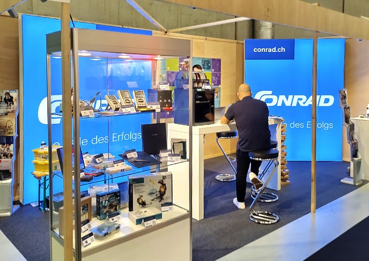 Photo du stand d'exposition, prise du côté gauche