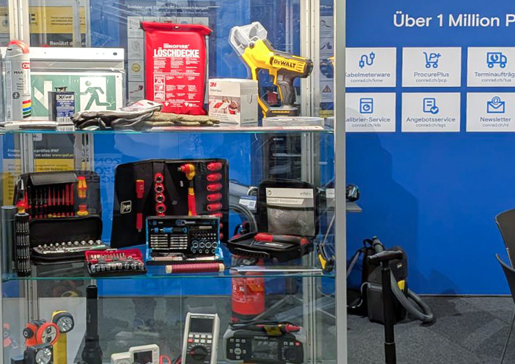 Gros plan sur différents produits présentés dans une vitrine