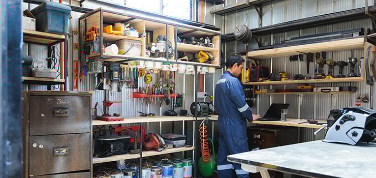 Gros plan d'une boîte à outils noire contenant divers outils