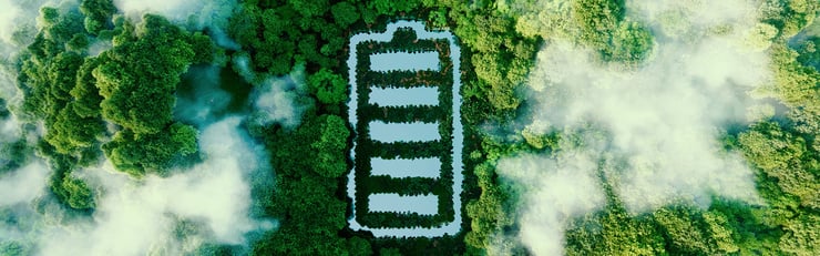 Vue aérienne d'une forêt avec une batterie stylisée formée par des arbres.