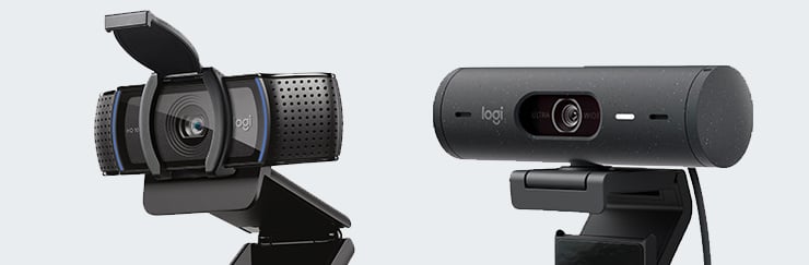 Deux webcams Logitech noires avec supports intégrés et de formes différentes.