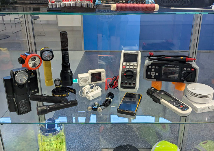 Vue de quelques produits présentés dans une vitrine
