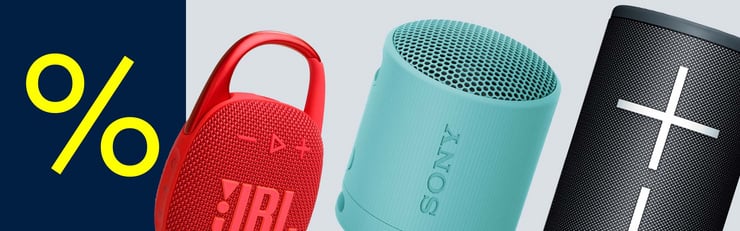 Trois haut-parleurs Bluetooth portables en rouge, turquoise et noir à côté d’un symbole de pourcentage jaune sur fond bleu.