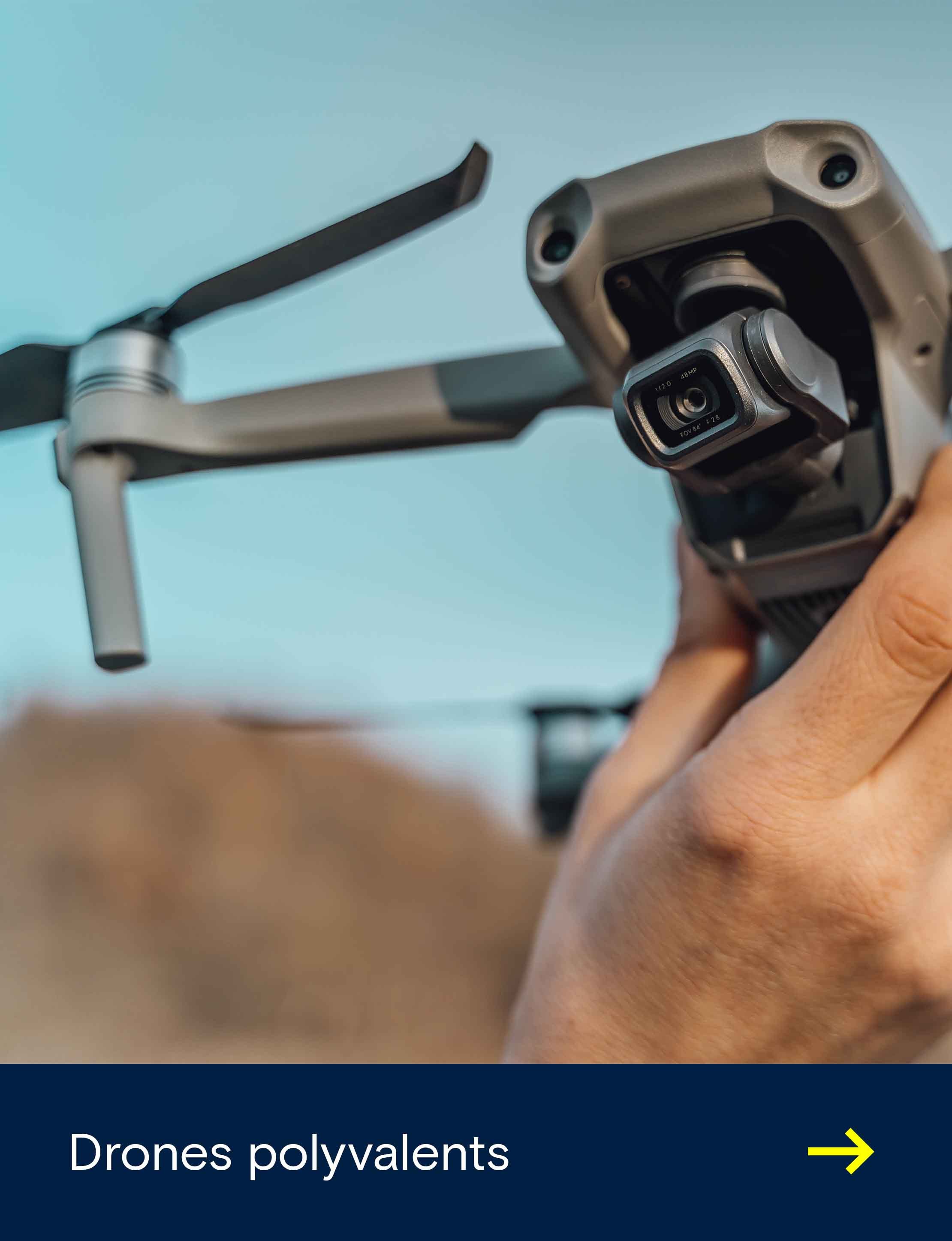 Une personne tient un drone équipé d’une caméra, prêt à décoller – En savoir plus sur les domaines d'application des drones