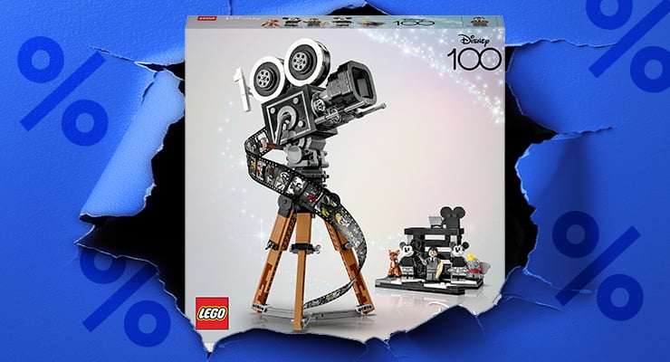 Une boîte LEGO présentant une ancienne caméra de cinéma et des motifs Disney 100 apparaît derrière un fond bleu déchiré.