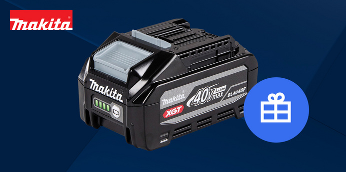 Ein Makita 40V max XGT BL4040F Akku-Pack vor einem dunkelblauen Hintergrund mit einem Geschenk-Symbol.