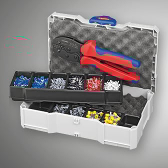 Un set di kit di crimpatura, comprendente uno strumento di crimpatura e una varietà di terminali e connettori isolati, disposti in una custodia di plastica multiscomparto.