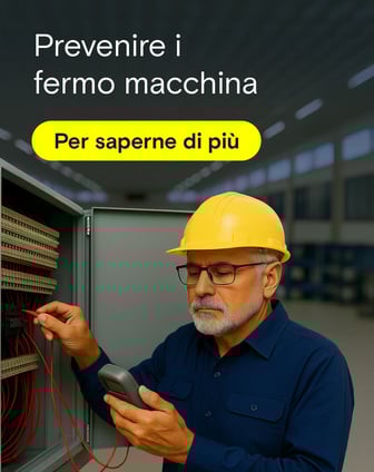 Un elettricista con il casco rigido sta controllando un pannello elettrico.