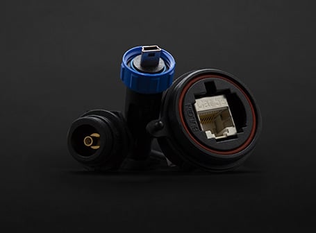 Diversi tipi di connettori circolari per dati a marchio Bulgin.