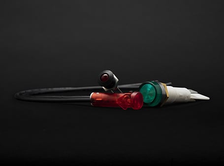 Indicatori luminosi a LED Bulgin in diversi colori e forme.	