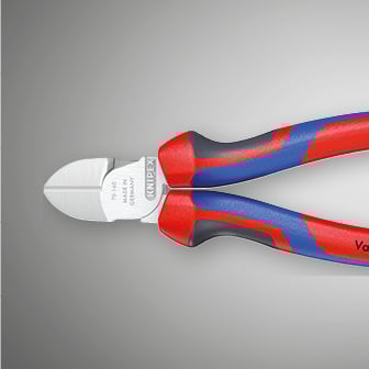 Un primo piano mostra un tronchese laterale Knipex con manici rossi e blu su sfondo grigio.