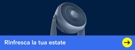 Un piccolo ventilatore grigio è raffigurato su uno sfondo blu con un testo svedese che lo pubblicizza come rinfrescante estiv