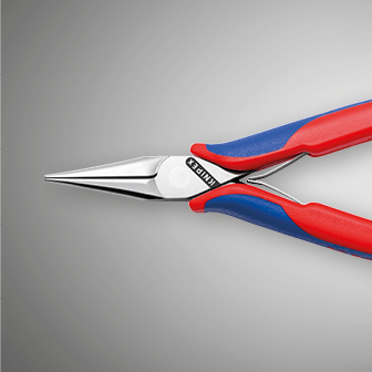 Un primo piano mostra un paio di pinze a becchi lunghi con manici rossi e blu su uno sfondo grigio.