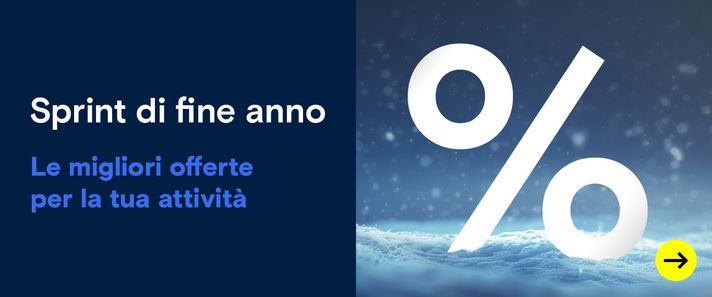 Un banner per la 'Promozione di fine anno' con un grande segno di percentuale bianco piantato nella neve.