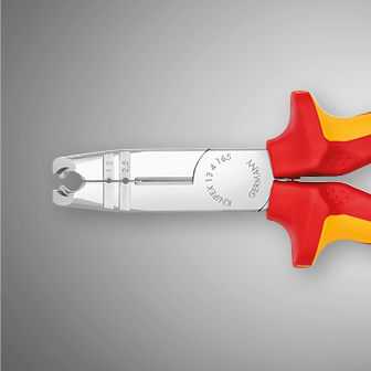 Primo piano della pinza multifunzione Knipex con manici isolati rossi e gialli, che mostra la testa lucidata.