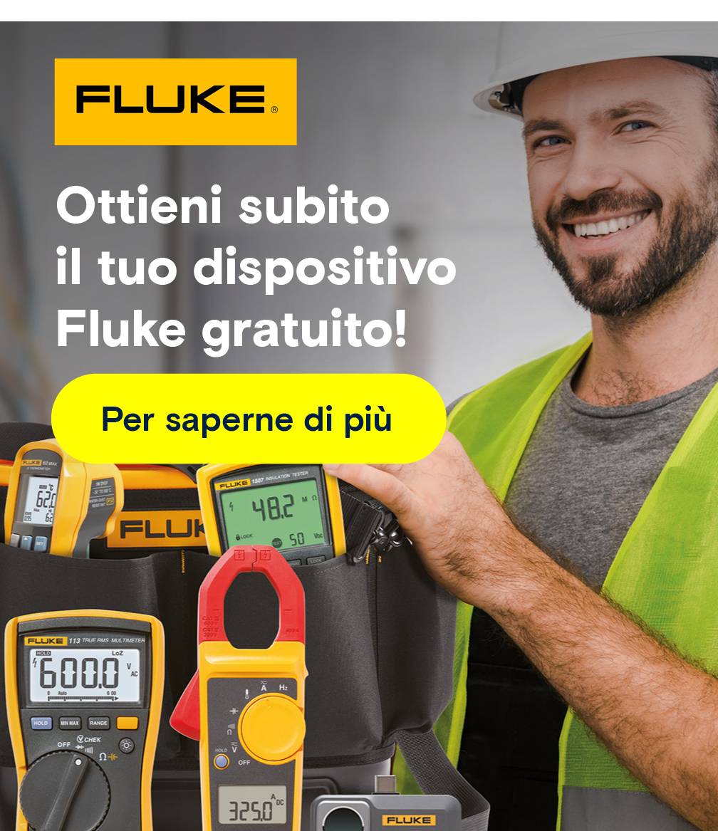 Un uomo sorridente con un casco di sicurezza e un gilet giallo, che tiene diversi strumenti di misura Fluke, tra cui un multimetro e un misuratore di isolamento, nella sua cintura portautensili.
