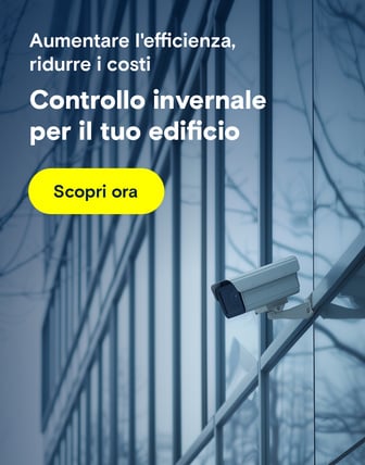 Una telecamera di sicurezza sulla facciata in vetro di un edificio in un giorno d'inverno. Il testo chiede: "Sei pronto per l'inverno?"
