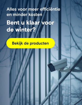 Een beveiligingscamera aan de glazen gevel van een gebouw op een winterse dag. De tekst vraagt: "Bent u klaar voor de winter?"