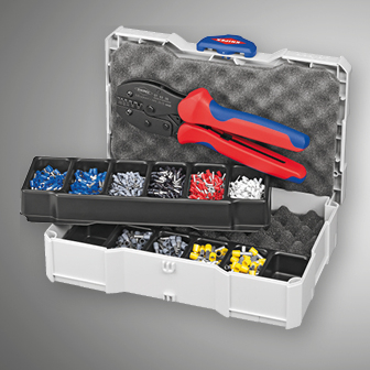 Een set met krimpgereedschappen, inclusief een krimptang en diverse geïsoleerde klemmen en connectoren, verpakt in een kunststof koffer met meerdere compartimenten.