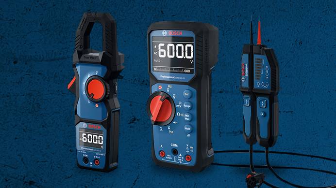 Drie Bosch multimeters van verschillende types staan voor een blauwe achtergrond.