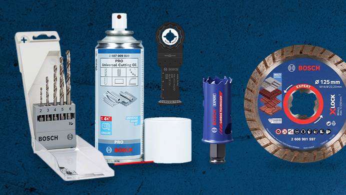 Een verzameling Bosch accessoires voor elektrisch gereedschap, waaronder boren, snijolie, een gatenzaag, een multitoolmes en een slijpschijf, worden getoond tegen een blauwe achtergrond.