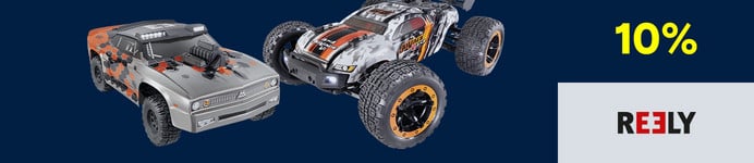 Er worden twee op afstand bestuurbare terreinwagens (RC cars) getoond. De linker is een grijze buggy, de rechter is een oranje en zwarte monstertruck.