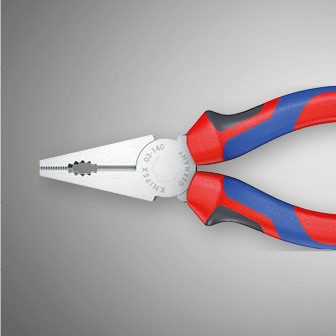 Een close-up toont een Knipex-punttang met rode en blauwe handvatten.