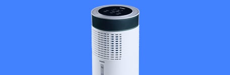 Witte, cilindrische ventilator met zwarte kop voor een felblauwe achtergrond.