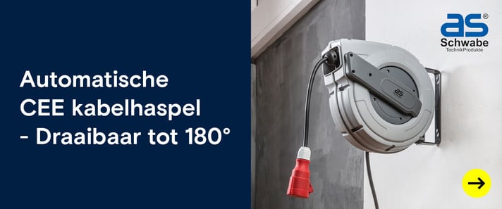 Een automatische CEE kabelhaspel van AS Schwabe, gemonteerd aan een muur, met de tekst: "Draaibaar tot 180